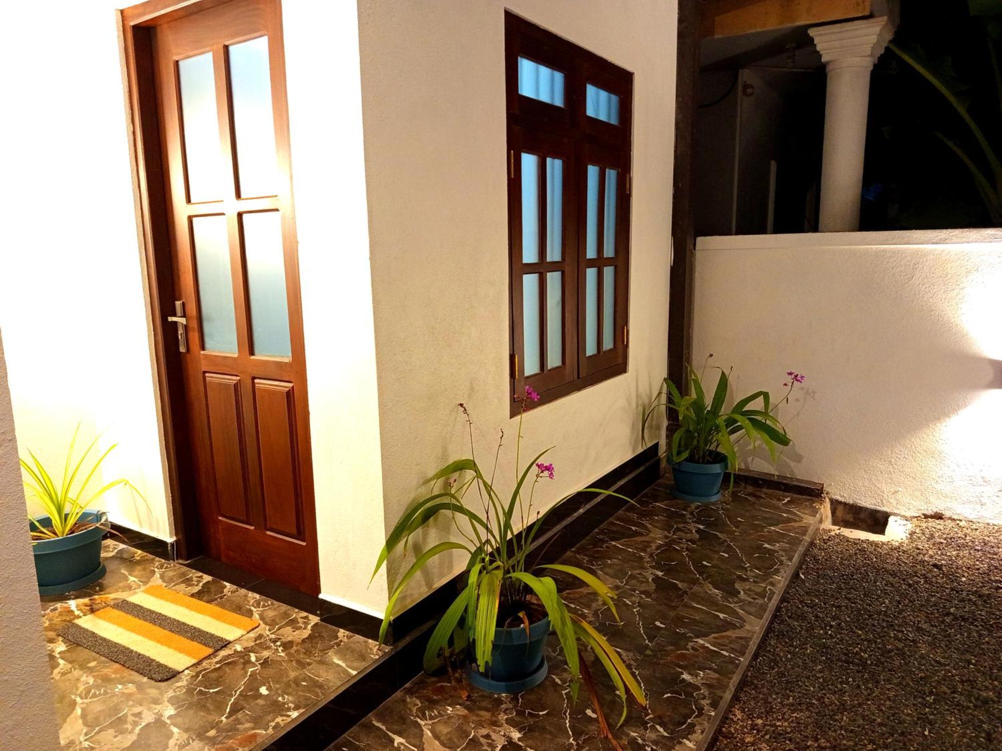 Olu Bunk Apartment Dickwella Exterior photo